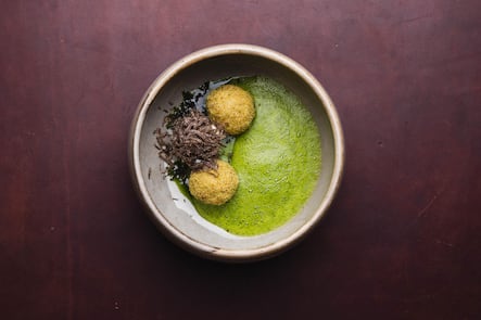 Equitable, Zürich, Julian Marti, AMEX Talent, Gnocchi mit Ziegenricotta von Toni Odermatt, Petersilienpüree, Herbsttrüffel, Petersiliensauce auf Mandelmilchbasis