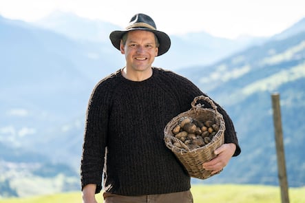 Hansjoerg Ladurner , Scalottas Lenzerheide, Kartoffelernte in Lain