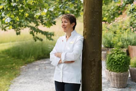 Böni arbeitet bei Bernadette Lisibach auf der Terrasse - Neue Blumenau Lömmenschwil - Juni 2024 - Copyright Olivia Pulver