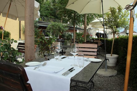 Aussenansicht Sommer Terrasse Restaurant Reussbad ohne Gaeste. Reussbad Luzern, 23.3.2017 © HO
