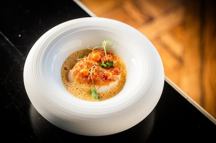 Peter Knogl im Trois Rois, Basel, 2025: Französische Jakobsmuschel, Chorizo und Paprika