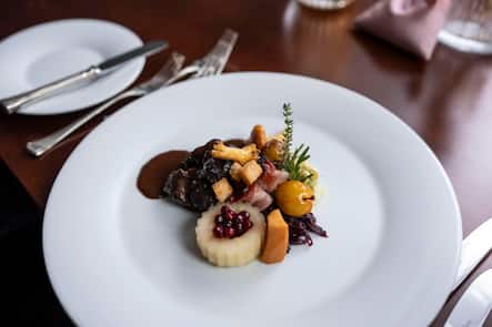 16.08.2024; Gurtnellen-Dorf (UR): Wild essen bei Beat Walker im Restaurant Im Feld; Zweiter Gang - Gemspfeffer mit Wirz, Rotkraut, Mirabelle, Quitte, Vanille-Apfel, Maroni, Brotwürfel und Eierschwämmli. © Valeriano Di Domenico