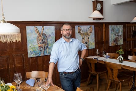 25.06.2020; Grüningen; GaultMillau Channel "Neu Getestet " Restaurant Bären; Portrait von Geschäftsinhaber Christian Mutschler. © Valeriano Di Domenico Grüningen, Restaurant Bären, © Valeriano Di Domenico