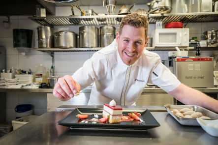 Foto: Joseph Khakshouri 23.04.2018 Patrick Germann, Küchenchef Restaurant Bären Dessert: Holunderblüten-Erdbeer-Schnitte mit Glace aus tasmanischem Bergpfeffer. Schwarzenburg (BE)