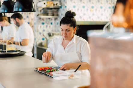 Elif Oskan, Chef, Restauran Gül bei der Zubereitung eines Schaschlik-Spiess, Zürich, ZH