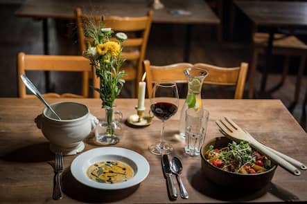 Foto: Joseph Khakshouri 17.09.2018 Grottino 1313 Industriestrasse 7 Teller: Grottino Salat mit Karotten Ingwer Suppe Luzern (LU)
