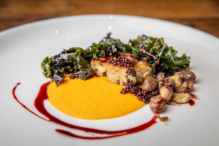 Gericht: Ackerbohnen-Tempeh, Federkohl-Wakame, RuÌeblipureÌe-Spiegel, RapsoÌl Rapssamen-Kaviar, Ackerbohnen-Crumble. 4-Hand-Dinner mit Chefs Benedikt Voss, Kräuterhotel Rigi und Carlos Navarro, Rest. Rechberg1837, Zürich