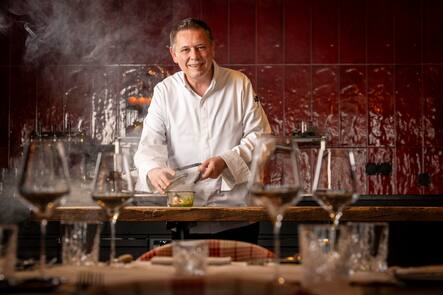 Bergwelt Grindelwald Urs Gschwend. Gericht: Gebratene Langoustine, Maispüree, Kürbis, aufgeschäumte Bisque. Aufgenommen im Januar 2024 ©David Birri