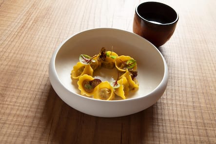 Ochsenschwanz "Vaccinara,"Ravioli und Pilzkonsomme