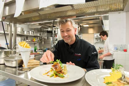 Innenansicht Lenzin, Joerg Jörg (Koch, Kuechenchef Landgasthof Ochsen) beim Anrichten eines Gerichts. Landgasthof Ochsen Woelflinswil Wölflinswil, 13.10.2017 © Karl-Heinz Hug