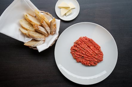 Rindstatar mit Brot und Butter im «Hatecke» in Zürich