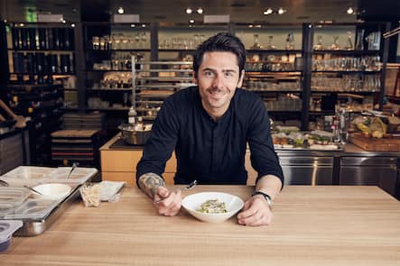 Nenad Mlinarevic bereitet Tartar (hier die vegane Variante mit Edamame, Wildreis, Ingwer, Tofu geräuchert, Sojasprossen und Koriander) im Globus Bellevue in Zürich zu, am 19.09.2017 / Foto: Lucian Hunziker