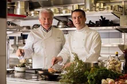 Robert Speth (l) mit dem neuen Küchenchef; dem Franzose Emilien Deschamps.
