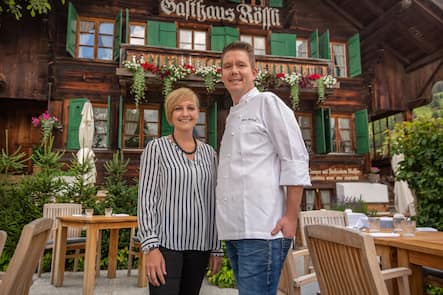 Sabine Köll und Simon Richard im Garten