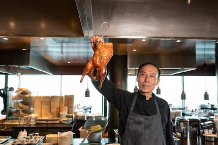 Peking-Ente, Buergenstock, Marco am Frittieren der Ente