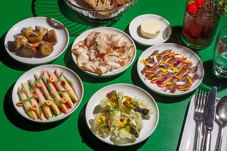 Bar-Snacks und Cocktails im Restaurant Josef Zurich von David Heimer