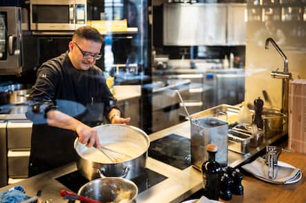 06.06.2024; Zürich: GMC Fratelli Bordone im Ristorante «Ornellaia»; Gino Bordone bei der Arbeit in der Küche. © Valeriano Di Domenico