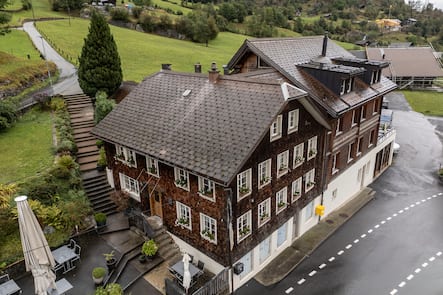16.08.2024; Gurtnellen-Dorf (UR): Wild essen bei Beat Walker im Restaurant Im Feld; Aussenansicht vom Restaurant im Feld. © Valeriano Di Domenico