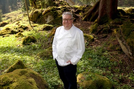 Franz und Ruth Wiget vor den Mythen und im Wald am Lauerzerberg. Crew auf dem Balkon mit Aussicht auf die Innerschweizer Berge, Restaurant Adelboden SZ, 2016