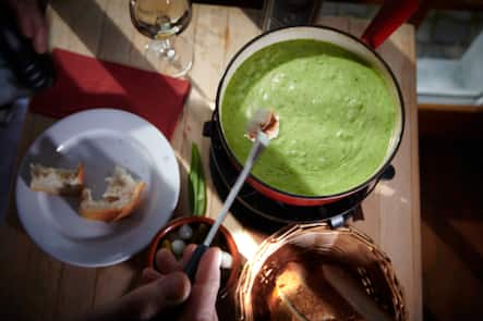 Le Mont et Montheron, le 11 mars 2022, Romano Hausenauer, Nous prépare sa fameuse fondue à lâail des ourson chalet des enfants gérant également lâAbbaye de Montheron entouré de son Chef Raphael et de son chef de salle, avec une déclinaison dâorties champignons et truffes noire © sedrik nemeth