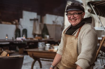 Der Hexer kocht wieder auf dem Feuerring, eine Grillschale aus Metall. Im Innern lodert das Feuer, auf dem Ring bereitet er seine Speisen zu, mit allem, was die Natur hergibt. - Stefan Wiesner, Rössli Escholzmatt - Freitag, 8.2.2019 - Copyright Olivia Pulver