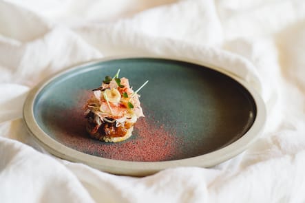 Brioche mit geschmortem und gezupftem Gämsi und fermentierter Zwetschge - Björn Inniger ist Chef im Restaurant Alpenblick in Adelboden und Einmach-Profi. Für GM macht er Quitten ein. - Donnerstag, 17.10.19 - Copyright Olivia Pulver