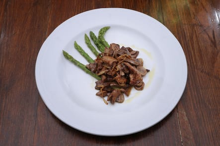 LAVORGO, 03.04.2018 - Frittura di capretto con asparagi verdi. Ristorante alla Stazione, Lavorgo. copyright by www.steineggerpix.com / photo by remy steinegger