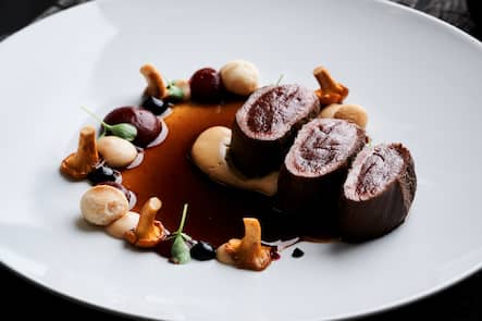 Chasse RÊVE D’UNE FORET EMBRUMÉE Selle de chevreuil, betterave fumé , noix de macadamia, fève de tonka, ail noir Yannick Crepaux LeCrans Hotel & Spa Le Mont Blanc