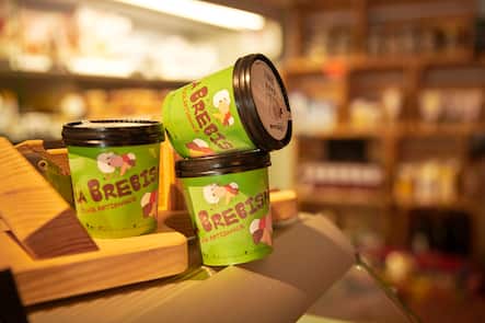 Lausanne, le 25 juillet 2019, 8 La Brebisane, lâintolérant: Proposées chez plusieurs partenaires locaux, ces créations artisanales au lait de brebis nous laissent pantois. La crainte de lâinconnu de ce lait est rapidement balayée par la puissance et la rondeur des saveurs. Et pour une glace à la raisinée, quoi de mieux que du bon lait de brebis vaudoise? La Brebisane La Ferme Vaudoise Place de la Palud 5 1003 Lausanne© sedrik nemeth