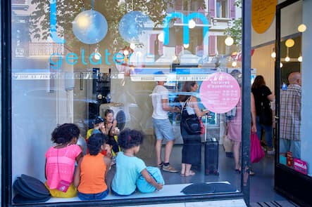 Lausanne, le 25 juillet 2019,1 Loom, le trendy: Un commerce lumineux et du choix à revendre ! Difficile de choisir parmi la trentaine de parfums proposé⦠Le vigoureux sorbet au gingembre et la voluptueuse glace au sésame noir ne font pas regretter dâavoir opté pour la découverte ! Une expérience enrichie par la bonne humeur du personne l! Loom Gelateria 1900Boulevard de Grancy 451006 Lausannewww.loom-gelateria.ch© sedrik nemeth