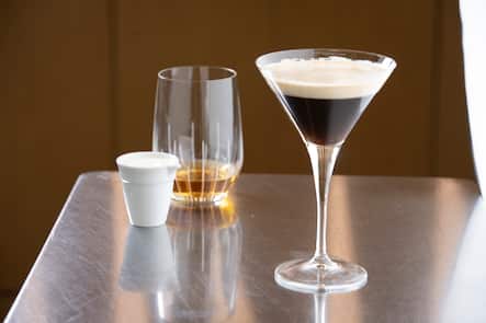 Louis Villeneuve,ancien maitre d'hotel à l'Hotel de ville de Crissier présente 4 cocktails de à base de café froid en collaboration avec Nespresso. Irish coffee