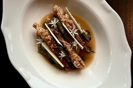 Les artichauts sont accompagnés de fleurs de courgette en tempura. Comme toutes les entrées, c'est le chef qui les apporte!