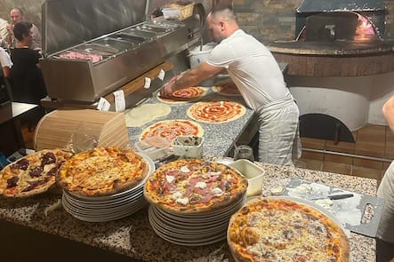 Aux abords de la vieille ville de Grandson, le Castello propose 43 pizzas au feu de bois Si vous choisissez la «FC Grandson» à la ricotta, aux épinards et aux lardons, un franc est reversé au club de foot de la ville. Bravo!