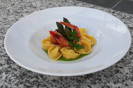 Cappelletti mit Burrata und Spargeln