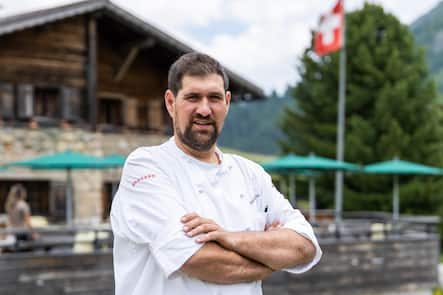 Fadri Arpagaus mit seinen Rindern auf der Alp