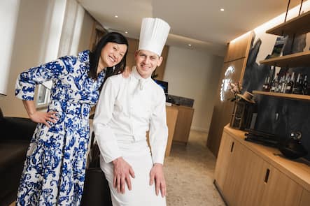 Ein eingespieltes Team: Jérémy Desbraux und Anaëlle Roze. Eine Frau vom Fach: Sie war fünf Jahre Köchin in Le Noirmont.