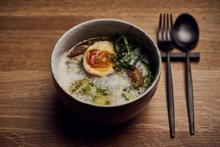 Ramen, Hühnerbrühe, gezupfte Pouletschenkel, Chicken-Meatballs, Thaisellerie, Thaibasilikum, Koriander, Eiernudeln