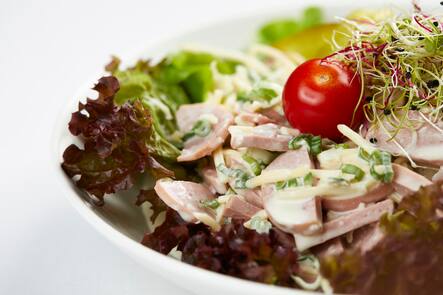 Wurstsalat mit Alpkäse, Frühlingszwiebel und Hausdressing, garniert mit Cherrytomaten und Essiggurke, im Gasthaus Badhof / Golf Meggen , Meggen, 05.10.2020, Foto Lucia Hunziker Badhof, Gasthaus Badhof, Golfplatz Meggen, LU © Lucia Hunziker
