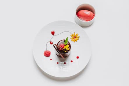 Himbeer Schoko Delikatesse mit Himbeersorbet, Esprit Ravet, Bernerhof Gstaad, Bernard und Guy Ravet, Eröffnung, Foto:Digitale Massarbeit, Esprit Ravet, Bernerhof, Gstaad © Digitale Massarbeit