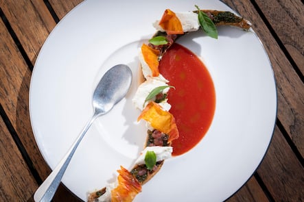 À déguster sur la terrasse du Vieux Navire: le chèvre frais des pâturages de Gimel au pesto maison