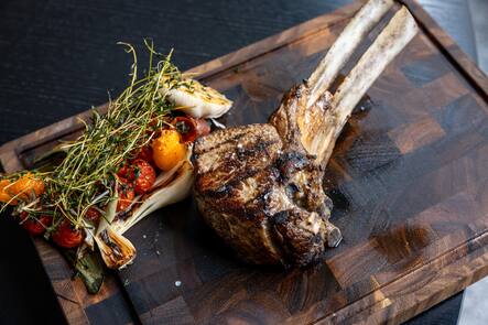 13.06.2025, Vals GR, Restaurant red, Kalbskotlett (photo by Remy Steiner for Gault Millau)