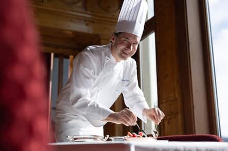 Pâtissier Stefan Gerber bereitet einen Kaiserschmarrn vor.Â