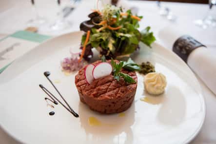 Hotel-Restaurant Mont-Vully. Rinds Tatar nach Art des Küchenchefs, serviert mit Toast: mild - pikant - scharf. AD