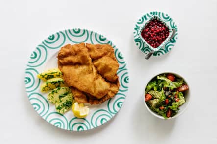 Wiener Schnitzel mit Butterkartoffeln, Salat und Preiselbeersauce - Amadeus - Schlieren, 14.11.2017 - © Pascal Grob HOT TEN Schnitzel_Juni 2021