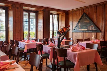 ABGEGOLTEN - Innenansicht - Restaurant Schiff Luzern ohne Gaeste - Restaurant Schiff Luzern Luzern, 29.8.2017 © Lucian Hunziker Wir haben das heimelige Hotel Schiff im Gault-Millau schon ein wenig vermisst. Aber jetzt sind die Wiesners zurück, das Lokal ist hübsch herausgeputzt, umstrittene Replika-Bilder von der Kapellbrücke hängen, und ein verlässlicher Chef (Mathias Loosli) ist engagiert. SI_2017_31