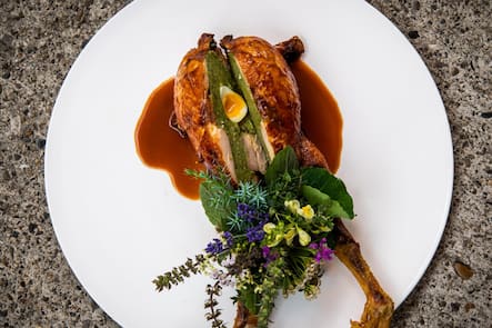 Rosi, Markus Stöckle 2021: Kalb im Huhn, gebratenes Mistkratzerli mit Kalbsfarce gefüllt