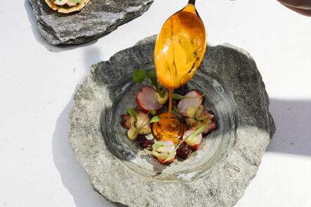 Angenehm laut: grillierter Pulpo und Gambero Rosso mit fermentierter Paprikasauce und Korianderöl. Chef Marcel Koolen, Restaurant «7132 Silver» in Vals, 2023