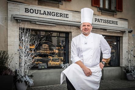 Franck Giovannini pose devant la nouvelle boulangerie patisserie