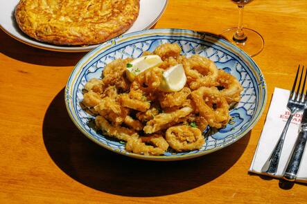 Frittierte Calamares nach römischer Art und Tortilla de patatas lassen sich mittags und abends à la carte bestellen.