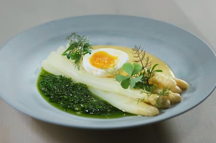 Spargeln mit Hollandaise und Vinaigrette by Caminada